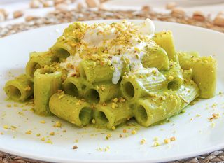 Spaghetti al pesto de pistacho con burrata