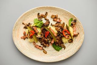 Ficăţei de pui cu bacon, ciuperci şi piure