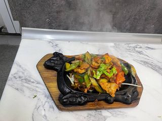 Курица на жаровне с овощами