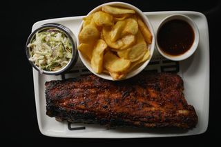 Coaste de porc bbq cu salata coleslaw