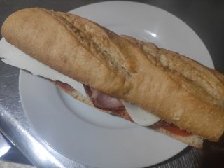 Bocadillo Especial Lomo Frito Con Bacon Con Tomate Y Queso