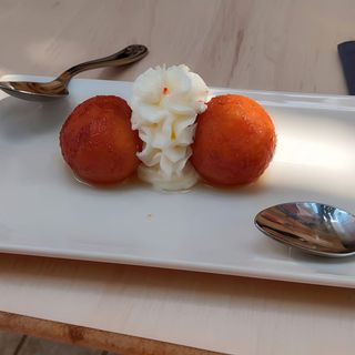 4. Gulab Jamón