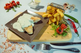 Piept de pui gorgonzola cu cartofi prăjiți