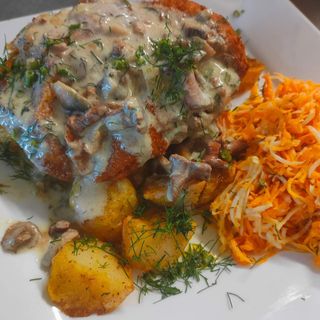 Kotlet po zbójnicku, frytki, surówka 