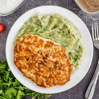 Pileća faširana šnicla sa  prilogom