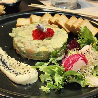 111.Tartar De Salmón Y Aguacate