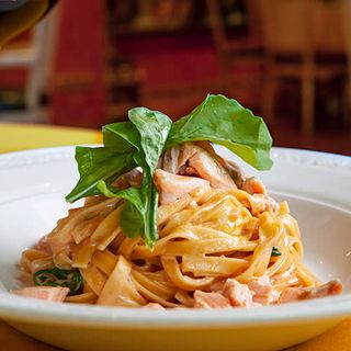 Fettuccine con Salmón y Rúcula con salsa de tomate y nata