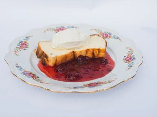 Budincă aerată din brânză de vaci cu gem de casă și smântână