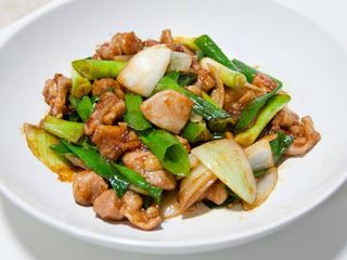 Pollo con cebolleta y jengibre 