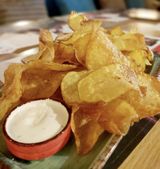 Пържен чипс от картофи с чеснов сос (300г)