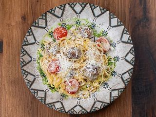 Домашня локшина з чефтеле із індички, томатами чері та витриманою бринзою у вершковому соусі (290г)