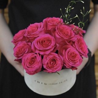 Cutie cu 16 trandafiri cyclam