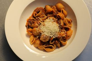 პასტა საქონლის ლოყის რაგუთი