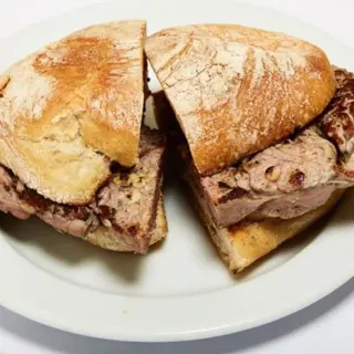 Prego no Pão com Queijo  Fiambre e batata