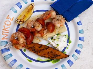 Сувлакі з лангустинів з грильованими томатами чері із запеченим бататом,   пряним грецьким йогуртом та пітою (180 г)