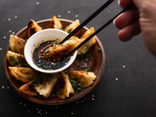 SMAŻONA GYOZA Z KREWETKAMI Z SOSEM PINKY