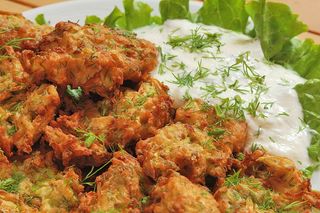 Тиквички по гръцки с млечен чеснов сос (250г)