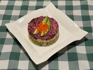 Салат з лососем та овочами (285g)