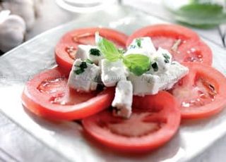 7. Салата от домати със сирене (350г)