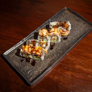 Uramaki De Langostino En Panko Con Aguacate, Salmón Y Mayonesa De Kimchi (8 Pzs.)