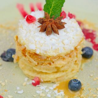 dolce di latte cu sos de vanilie si rodii