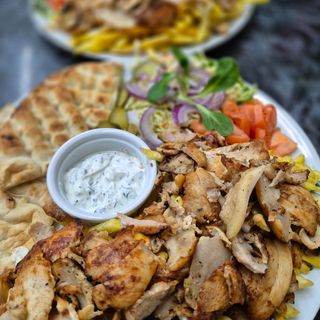 Gyros grecesc de pui la farfurie