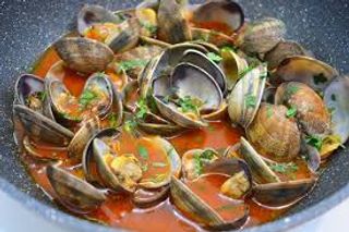 Cazuela De Almejas Salteadas Con Toque Picante