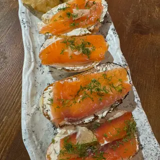 Брускети със сьомга (180г)