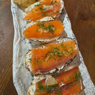 Брускети със сьомга (180г)