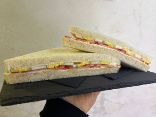 Tramezzino pomodoro uovo sodo e maionese