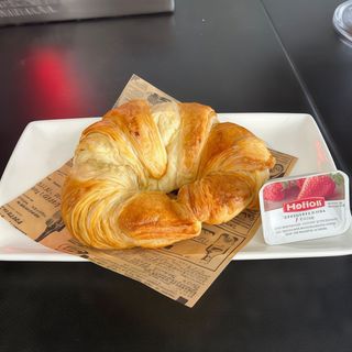 Croissant de con mermelada de fresa