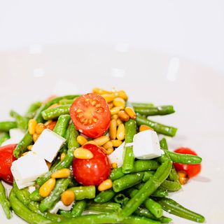 Ensalada De Judías Y Piñones Fritos