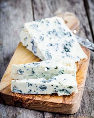 Tostada con queso azul