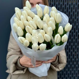 Букет із 45 білих тюльпанів 