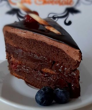 Felie tort ciocolată și vișine 