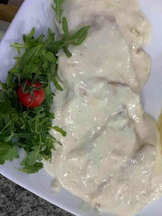 Piept de Pui cu sos Gorgonzolla si Cartof Copt