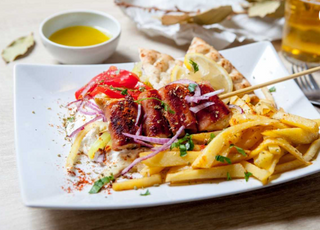 Souvlaki pui invelit in bacon farfurie