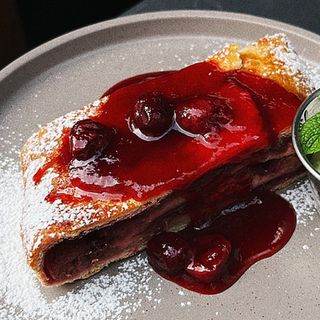 Вишнево яблучний штрудель