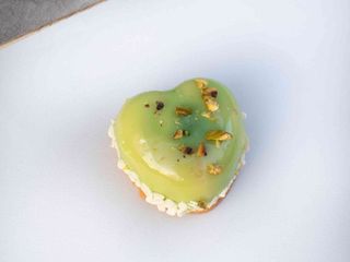 Мусове тістечко Вишня-фісташка (1psc)