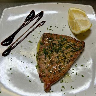 Filetto di tonno fresco scottato al sale grosso
