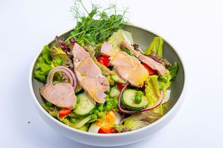 Салата с риба тон (200г)