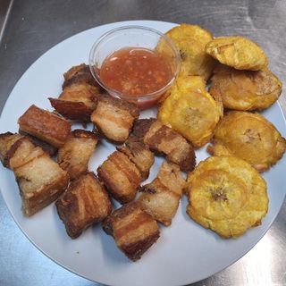 Chicharrones Con Tostones