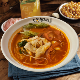 Fideos de caldo tomate con pescado番茄鱼片面/米线