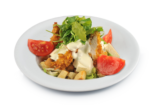 Salată cu piept de pui crispy