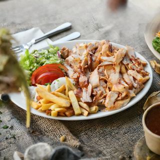 Plato De Carne De Ternera O Pollo Con Ensalada