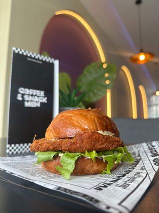 Chicken burger + Coca-Cola i pomfrit