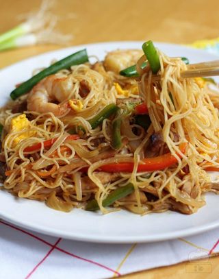 Spaghetti di riso saltati con verdura