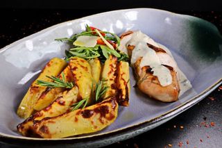 Pui cu sos gorgonzola si cartofi copti la cuptor