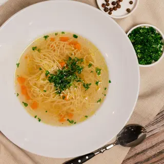 Rosół z trzech mięs z makaronem i marchewką