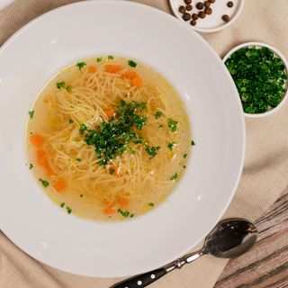 Rosół z trzech mięs z makaronem i marchewką